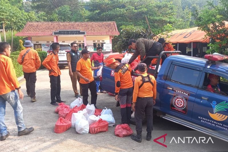 Petugas distribusikan logistik dari Pemprov Jabar untuk pengungsi akibat pergerakan tanah