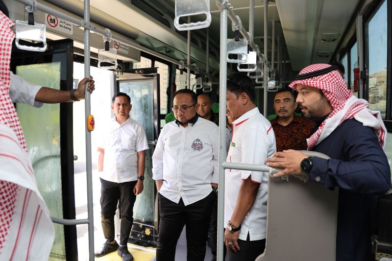 Bus ramah lansia dan disabilitas siap layani jamaah haji Indonesia