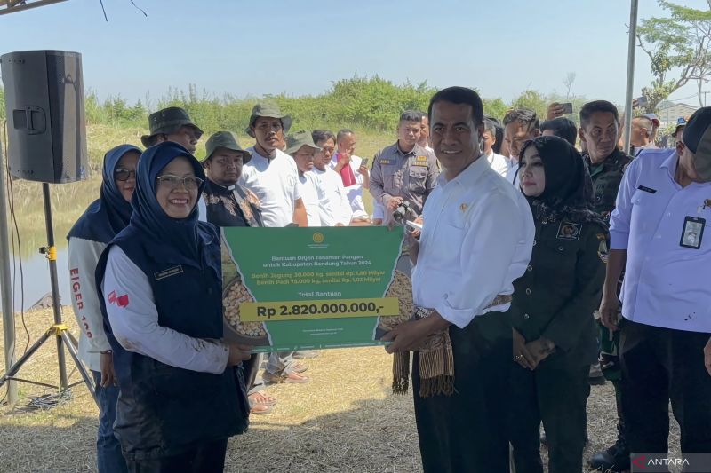 Mentan serahkan bantuan 10 ribu pompa air untuk petani di Jabar