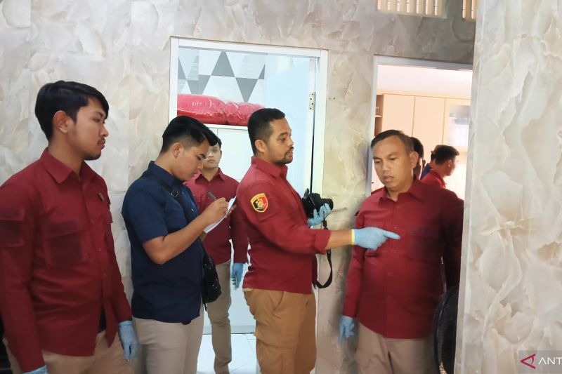 Polisi olah TKP kasus pembunuhan lelaki penyuka sesama jenis di Palabuhanratu