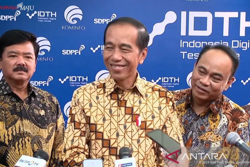 Jokowi tersenyum lebar merespons soal inisiasi pertemuan Prabowo dengan Mega