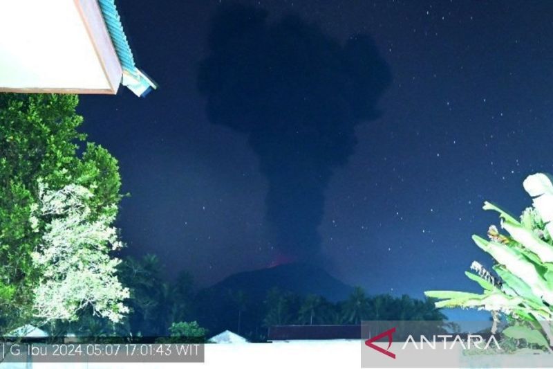 Gunung Ibu di Halmahera erupsi, semburkan abu setinggi 2.000 meter