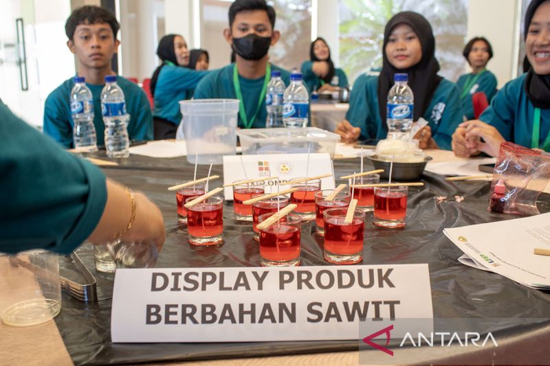 Pengenalan produk berbahan sawit kepada pelajar