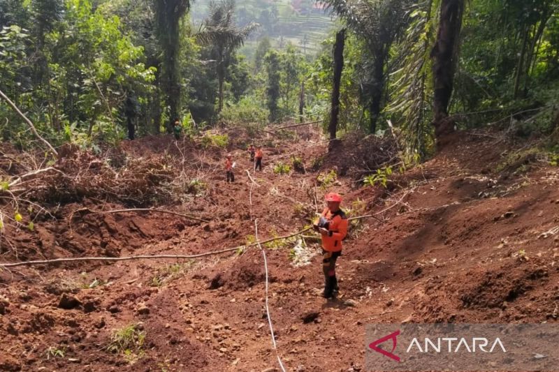 BPBD Cianjur izinkan warga bangun kembali rumah ambruk akibat tanah bergerak