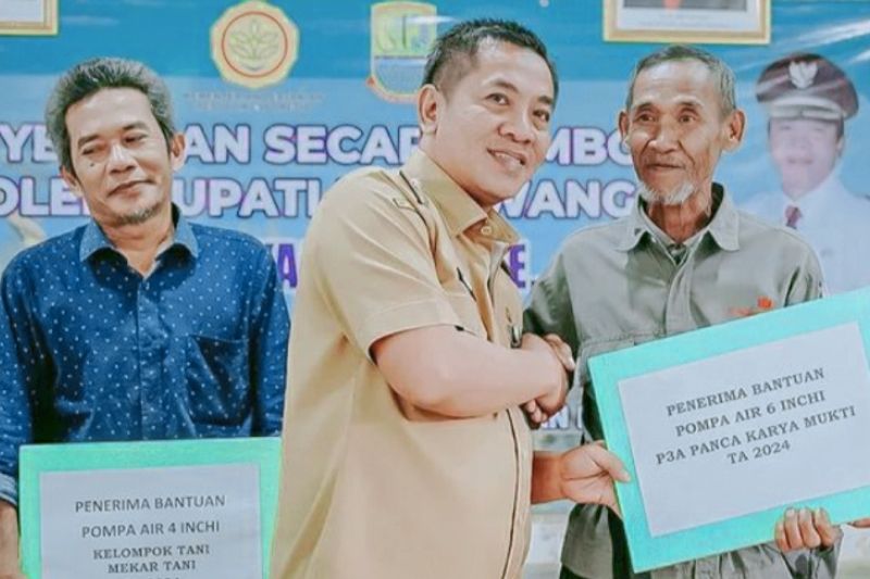 Puluhan kelompok tani Karawang peroleh bantuan pompa air untuk sawah hadapi kemarau