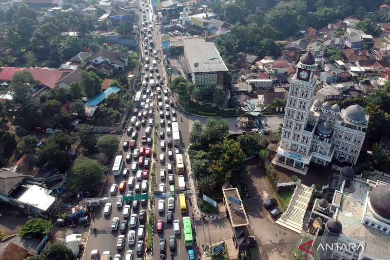 Penampakan padatnya kendaraan di jalur wisata Puncak Bogor saat libur panjang