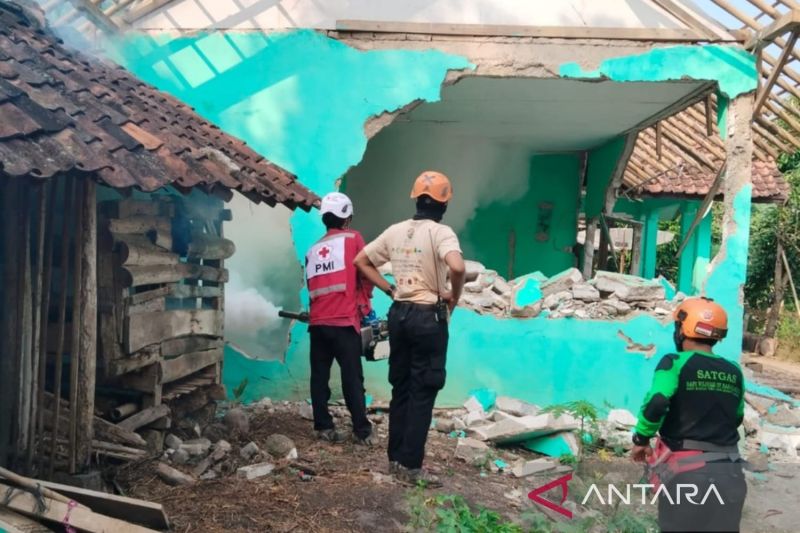 Petugas lakukan pengasapan di lokasi bencana pergerakan tanah antisipasi DBD