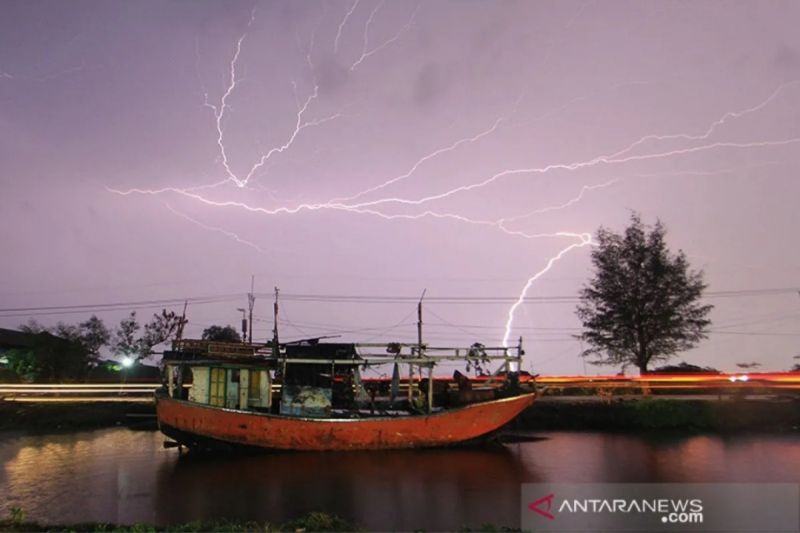 Bandung dan 13 daerah berstatus waspada dampak cuaca ekstrem