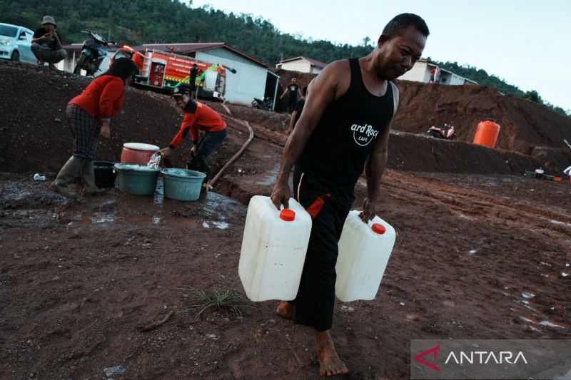 Distibusi air bersih bagi pengungsi banjir di Konawe Utara