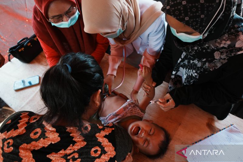 Pengungsi korban banjir bandang di Konawe Utara