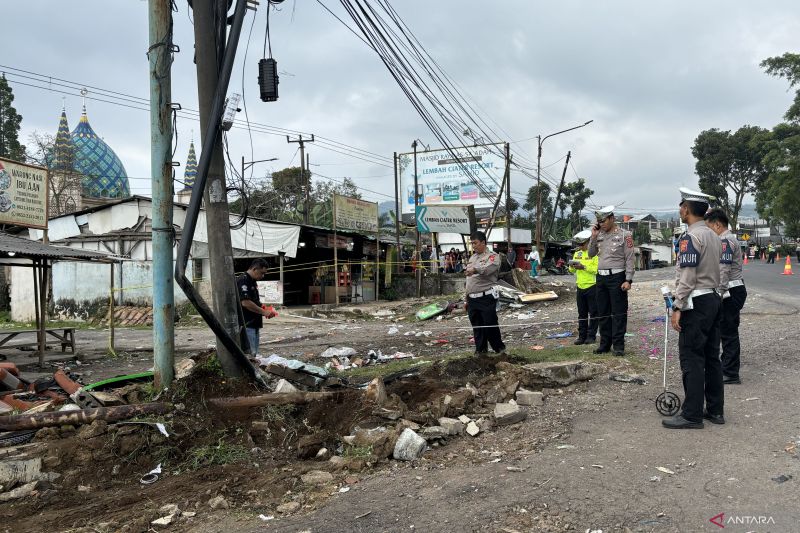 Polres Subang dan Polda Jabar gelar olah TKP bus terguling di Ciater