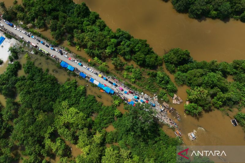 Jalan trans Sulawesi putus akibat banjir bandang di Konawe Utara