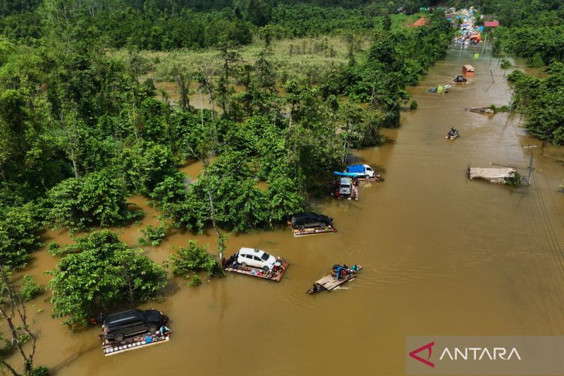 Jalan Trans Sulawesi putus akibat banjir di Konawe Utara