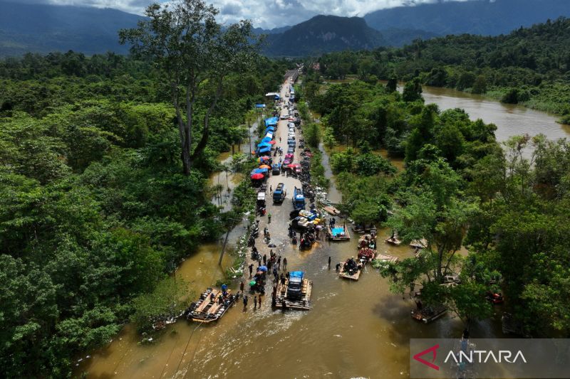 Jalan trans Sulawesi putus akibat banjir bandang di Konawe Utara