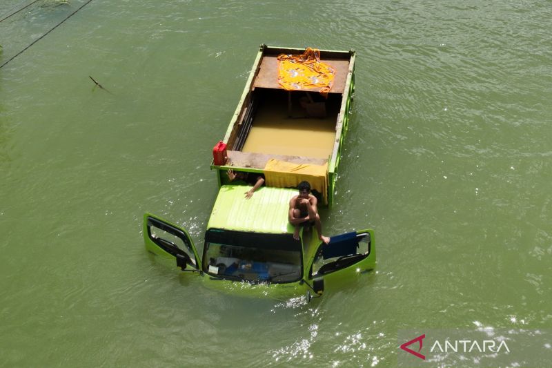 Kendaraan terjebak banjir di jalan Trans Sulawesi