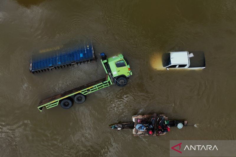 Kendaraan terjebak banjir di jalan Trans Sulawesi