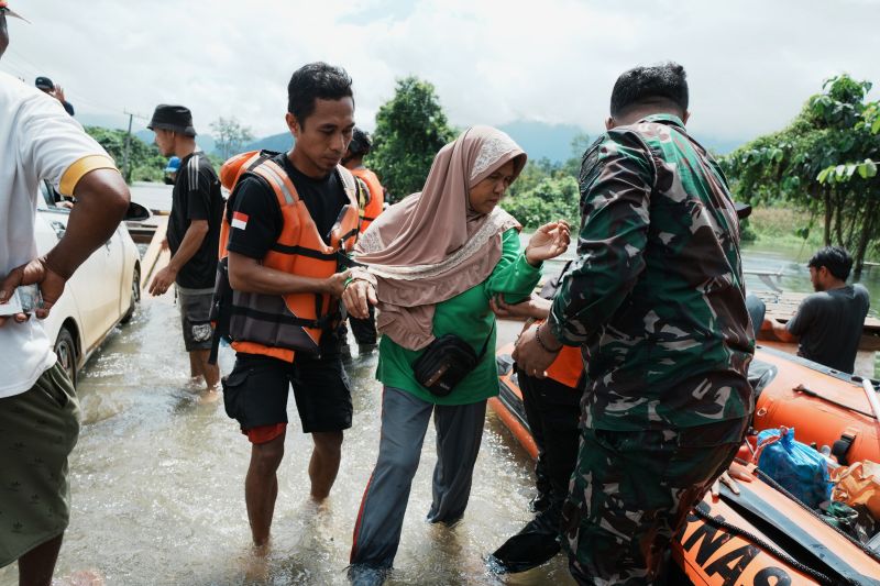 Basarnas evakuasi korban banjir di Konawe Utara