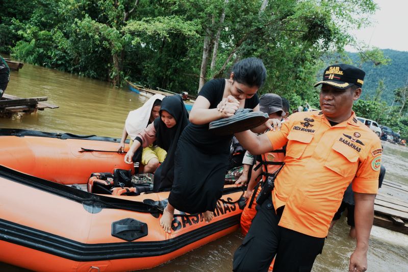 Basarnas evakuasi korban banjir di Konawe Utara