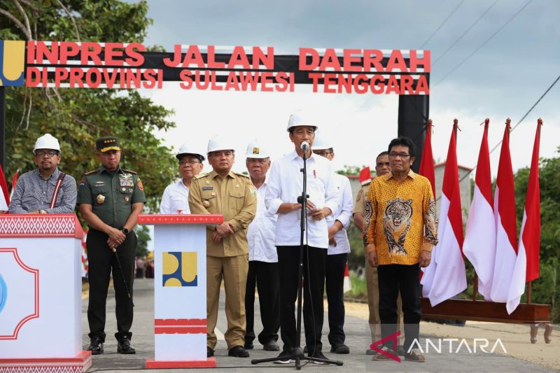 Jokowi meresmikan pelaksanaan Inpres jalan daerah di Kabupaten Muna Barat