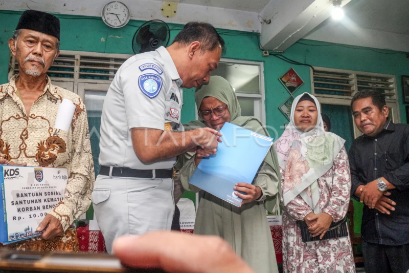 Santunan korban kecelakaan bus SMK Lingga Kencana Depok