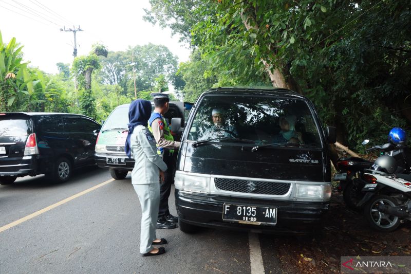 Seratusan kendaraan bermotor lintasi Palabuhanratu ditemukan menunggak pajak