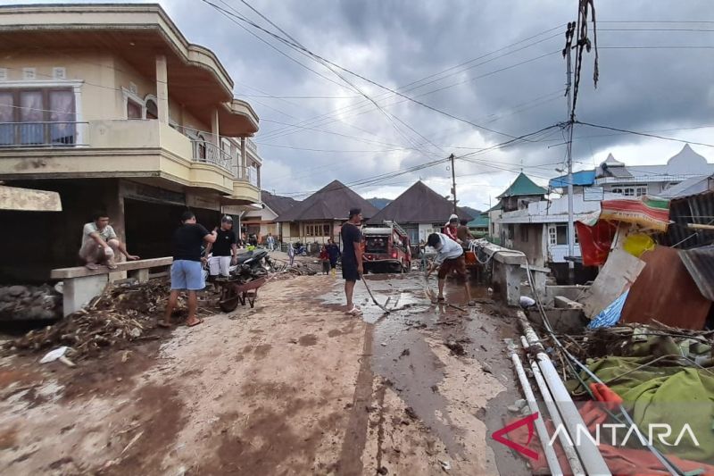 Pembersihan Material Banjir Bandang dari Gunung Singgalang