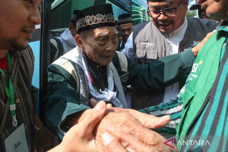 Calon haji berusia 109 tahun bersiap berangkat lewat embarkasi Surabaya