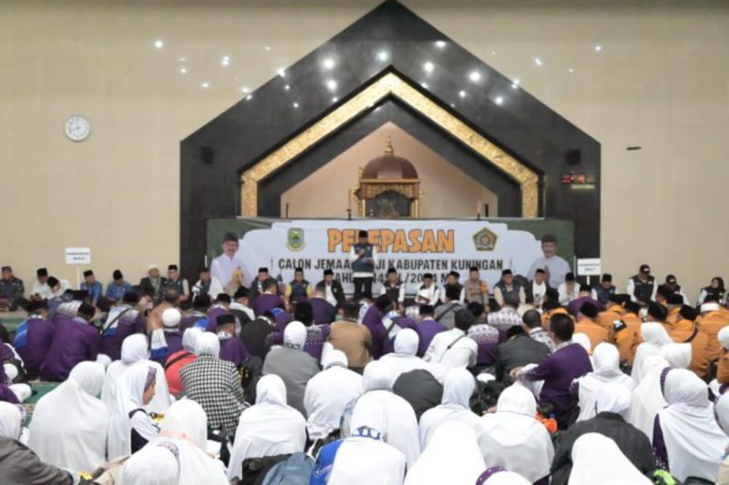 Pemkab Kuningan lepas pemberangkatan perdana 431 jamaah calon haji