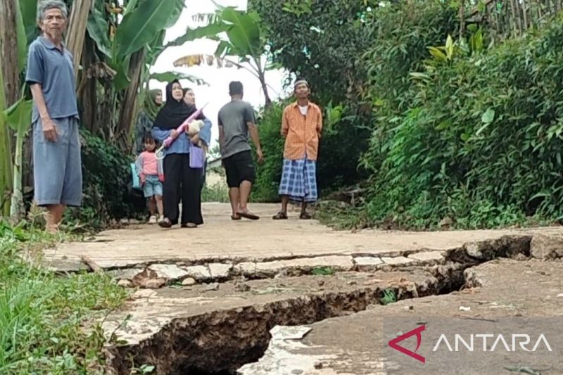 Puluhan KK korban pergerakan tanah di Cianjur kembali ke rumah
