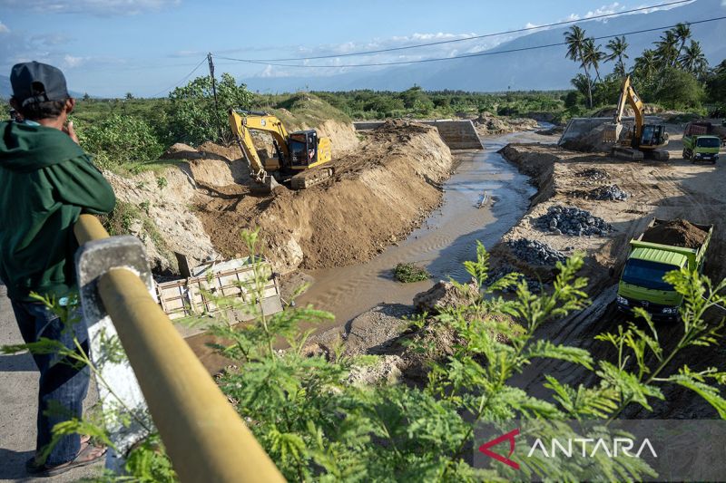 Pembangunan tanggul sungai di bekas likuifaksi Sigi