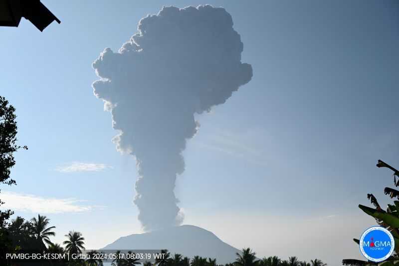 Gunung Ibu meletus pagi ini, lontarkan abu vulkanik setinggi 4 km