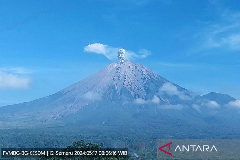 Gunung Semeru erupsi 5 kali Jumat pagi tinggi letusan hingga 900 meter