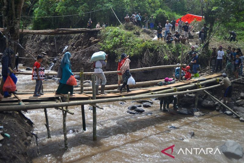 Banjir rendam rumah dan memutus jembatan di Lengkong Sukabumi