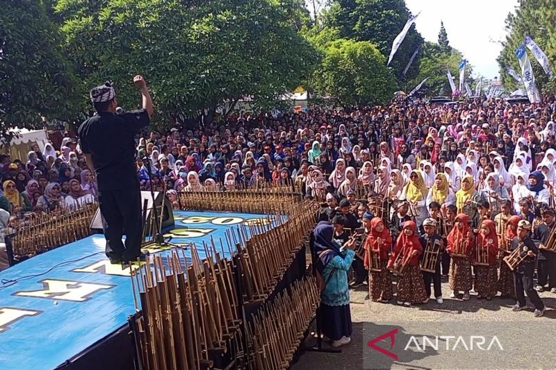 10 ribu pelajar Kuningan serentak mainkan angklung diatonis