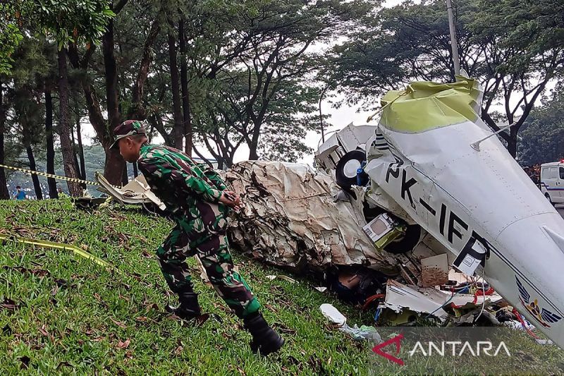 Tim SAR evakuasi pesawat ringan PK-IFP yang jatuh di BSD Tangsel