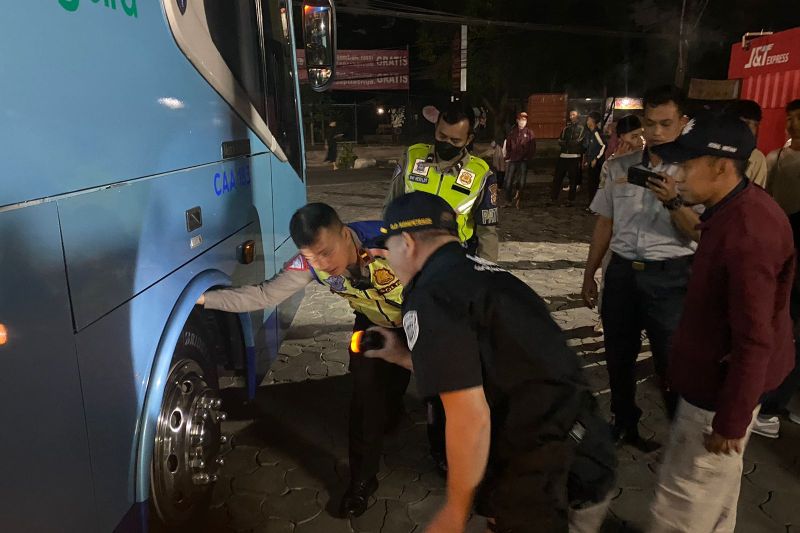 Polisi cek fisik bus pariwisata di Depok pastikan laik jalan