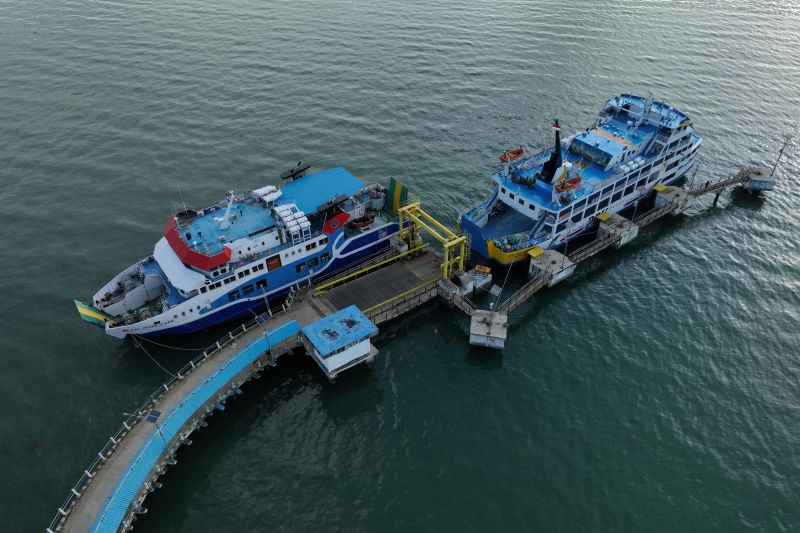 Kapal feri antar pulau di Bombana