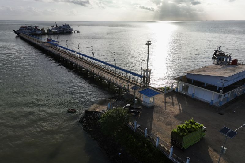 Kapal feri antar pulau di Bombana