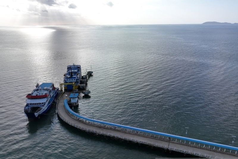 Kapal feri antar pulau di Bombana