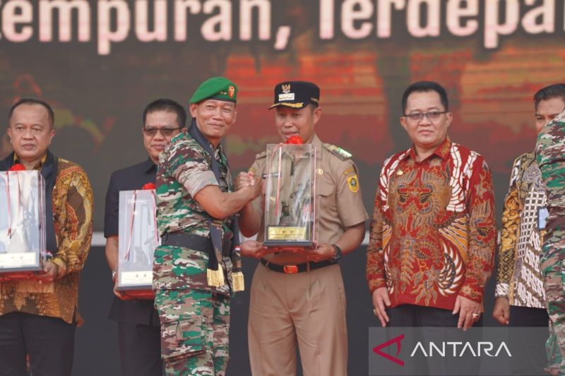 Pj Bupati Bogor menerima penghargaan dari Kodam III/ Siliwangi