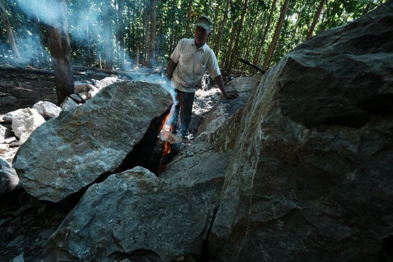 Penambang batu gunung tradisional di Pulau Kabaena