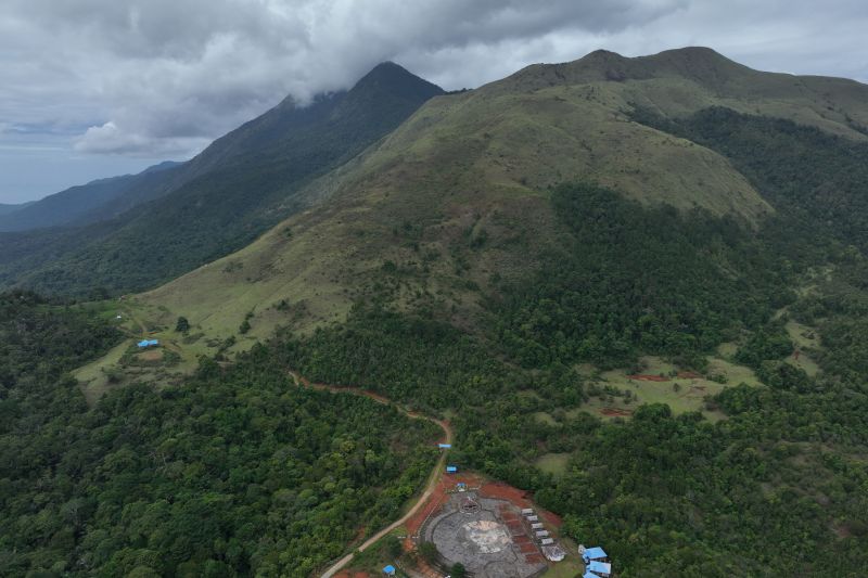 Wisata tangkeno negeri di awan Pulau Kabaena