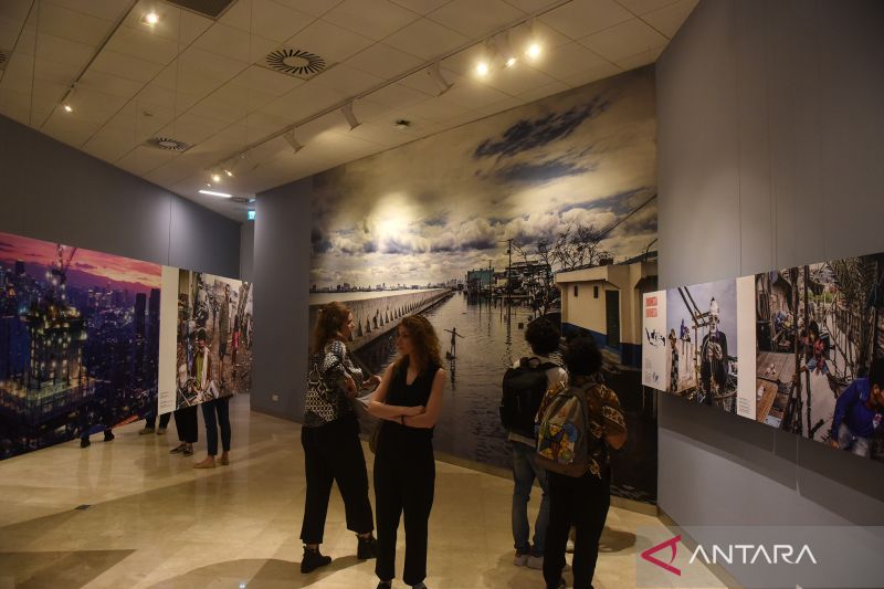 Pameran foto Rising Tide karya Kadir Van Lohuizen