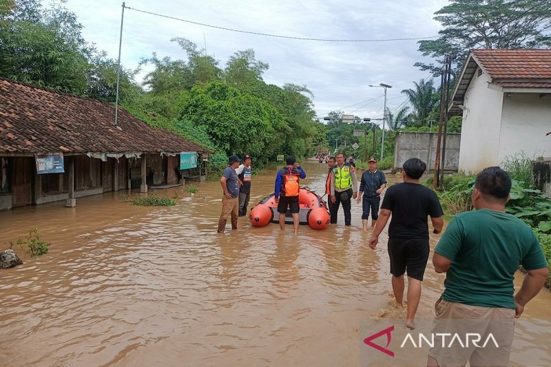 Dua Unit Jembatan Gantung Di Oku Putus Diterjang Banjir Bandang