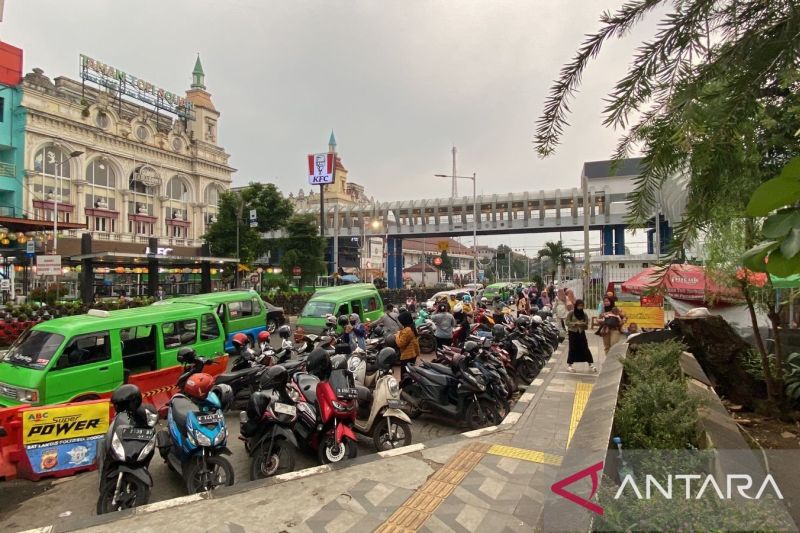 Dinas Perhubungan Kota Bogor awasi parkir liar di depan Alun-Alun
