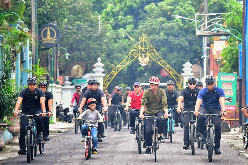 Presiden Jokowi ajak cucunya Jan Ethes bersepeda bersama di Yogyakarta