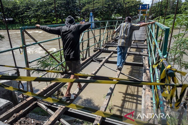 Revitalisasi jembatan gantung di Palu