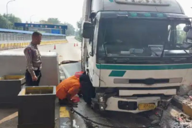 3 kendaraan terlibat kecelakaan di gerbang Tol Karawang Barat 2