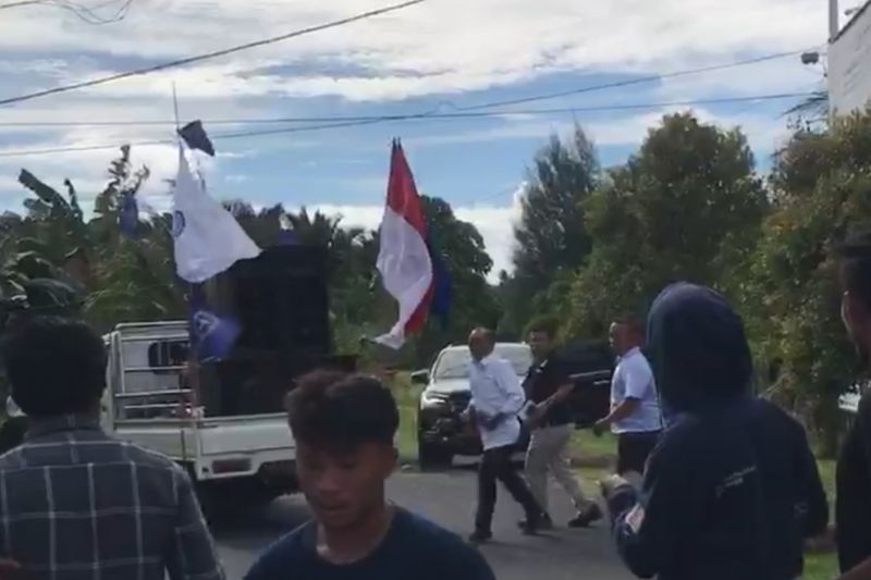 Bupati Halmahera Utara bubarkan massa pengunjuk rasa gunakan sebilah parang