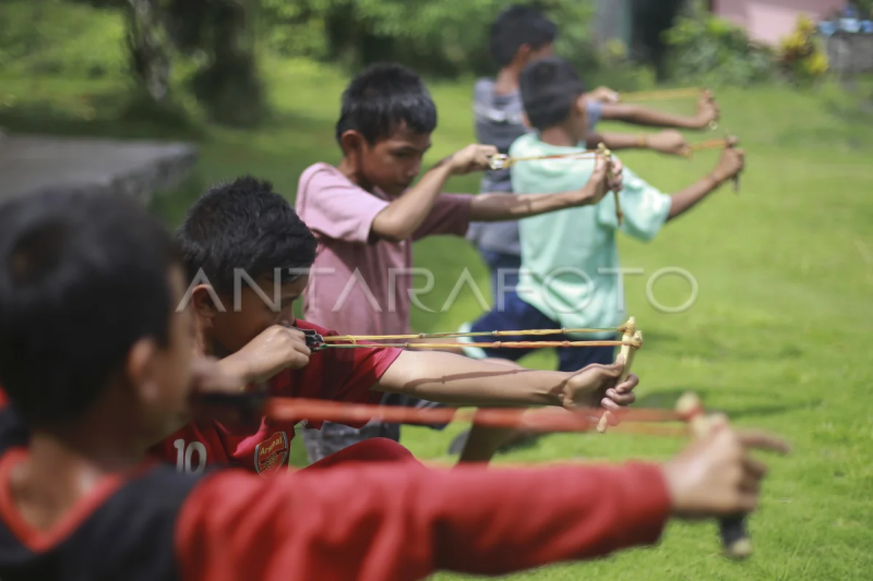 Permainan ketapel masih digemari anak-anak di Desa Gam Ici